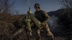 Soldado carregando artilharia no campo de batalha na Ucrânia 
