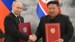 Os líderes de Rússia e Coreia do Norte, Vladimir Putin y Kim Jong-un, apertam as mãos