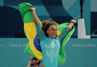 Rebeca com bandeira do Brasil