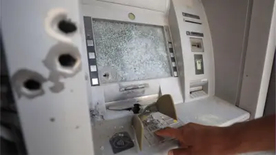 Caixa eletrônico com buracos de bala em Gaza