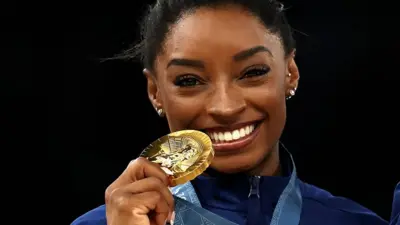 Simone Biles com a medalha de ouro por equipes em Paris
