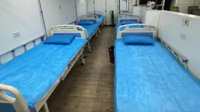 Fotografia mostra leitos de hospital vazios enfileirados