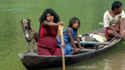 Indígenas andando de barco