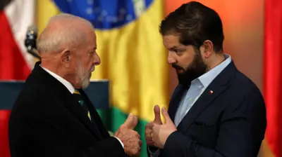 O presidente do Brasil, Luiz Inácio Lula da Silva, e o presidente do Chile, Gabriel Boric, conversando frente a frente durante encontro bilateral em Santiago, no Chile