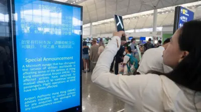 不同于中国内地，香港机场的部分服务确实受到故障影响。