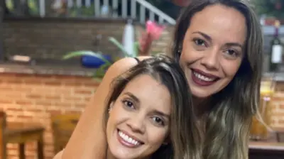 Camila abraçada com a mãe dela, Rosália, enquanto sorriem