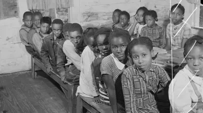 Os Clark demonstraram em seus estudos como a segregação gerava danos psicológicos, emocionais e intelectuais em crianças negras. Na foto, escola segregada no Estado da Geórgia em 1941