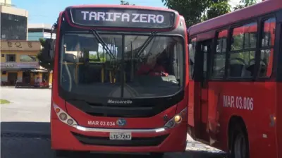 Ônibus vermelho com letreiro de "Tarifa zero" em Maricá, no Rio de Janeiro