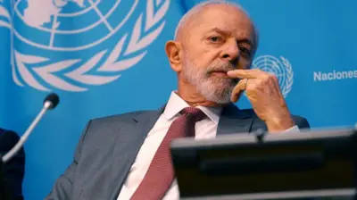 Lula com expressão de preocupação durante entrevista coletiva na ONU