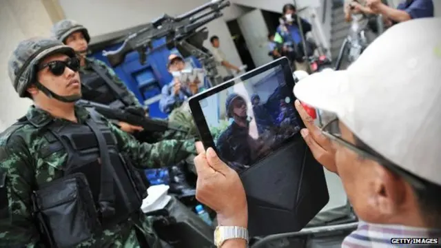 Se ha visto a muchos tailandeses fotografiándose con los militares.