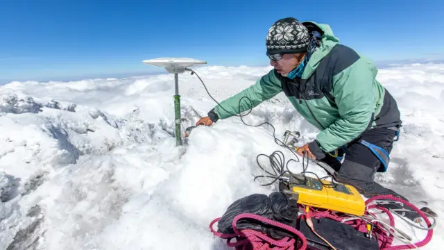 Un expedicionario francés colocando el GPS en la cumbre del Chimborazo