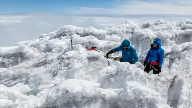 Dos expedicionarios franceses sobre el glaciar