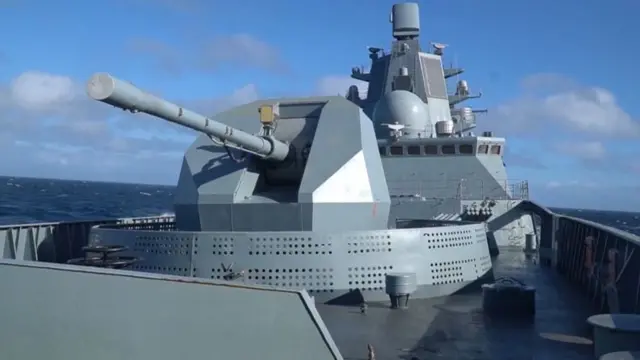 Peça de artilharia montada em navio de guerra