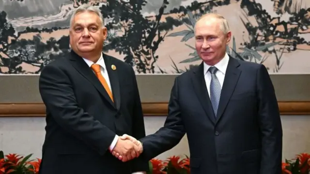 O primeiro-ministro húngaro, Viktor Orbán, aperta a mão de Vladimir Putin