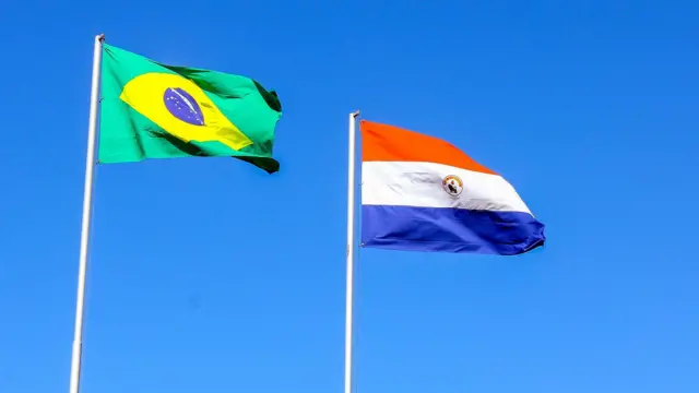 Bandeiras do Brasil e do Paraguai hasteadas