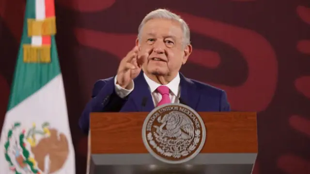 Andrés Manuel López Obrador durante discurso em púlpito