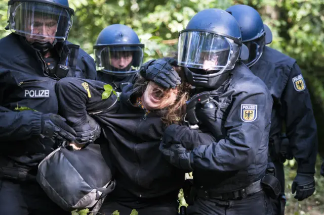 Policía desalojando a una manifestante en septiembre de 2018.