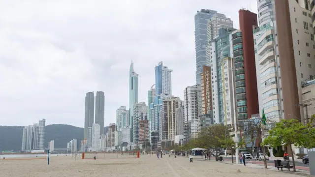 Edifícios à beira da praia em Balneário Camboriú