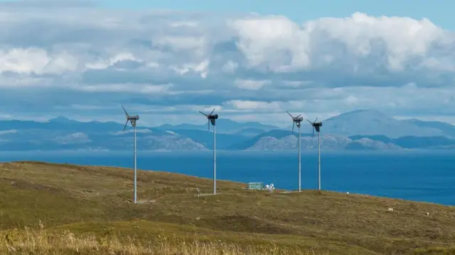 Paisagem de mar e montanha