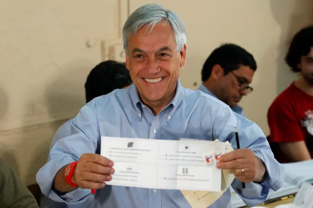 Sebastián Piñera com comprovantes de votação