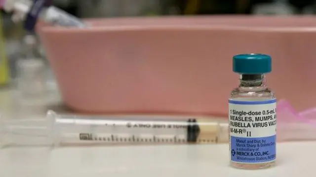 Frasco de vacina tríplice viral