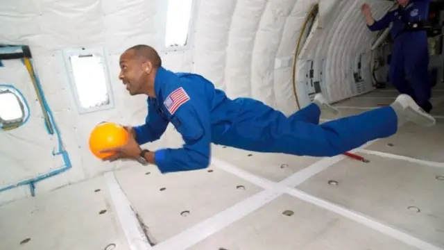 Astronauta fazendo treinamento de flutuação