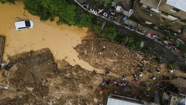 Carro boiando em área alagadas em vista aérea