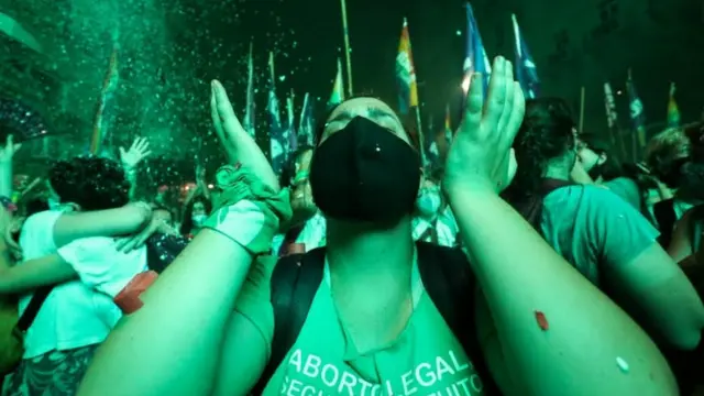 Manifestantes pró-legalização do aborto comemoram aprovação do projeto de lei