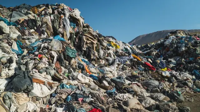 Roupas usadas jogadas fora no Deserto do Atacama