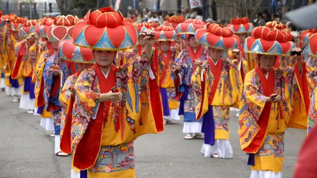 Dançarinas tradicionais durante o festival okinawano em SP