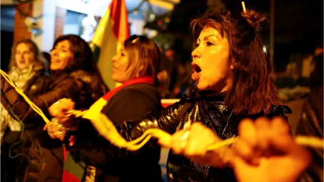 Manifestantes reúnem-se na frente da residência oficial do embaixador mexicano em La Paz