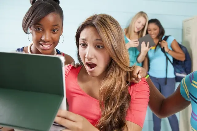 Adolescente vê vídeo em tablet