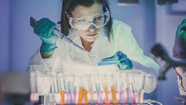 Cientista em laboratório