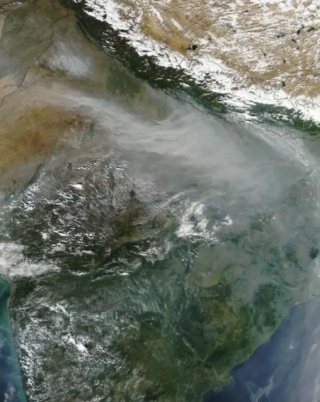 A fumaça da queima de plantações no outono vista do espaço
