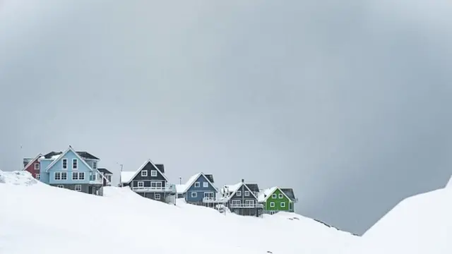 Casas tradicionais de madeiras na cidade de Nuuk, na Groenlândia