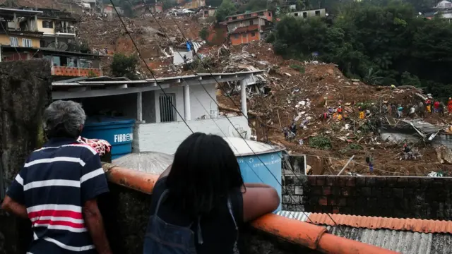 Moradores observam destruição causada pela chuva