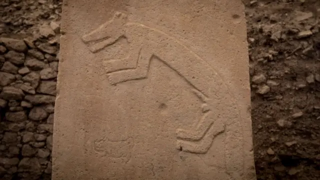 Coluna de Göbekli Tepe adornada com a imagem de um animal