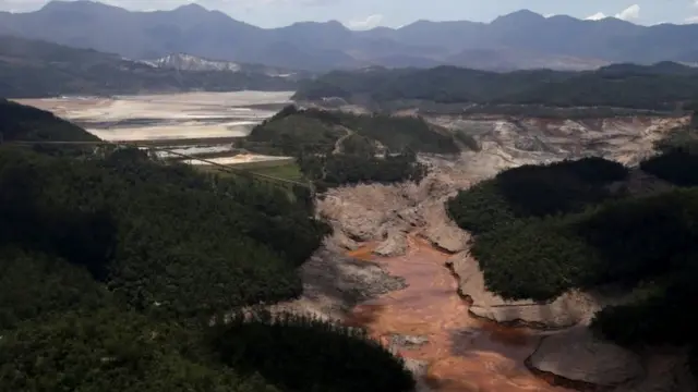 Efeito do vazamento de rejeitos em Mariana (MG)