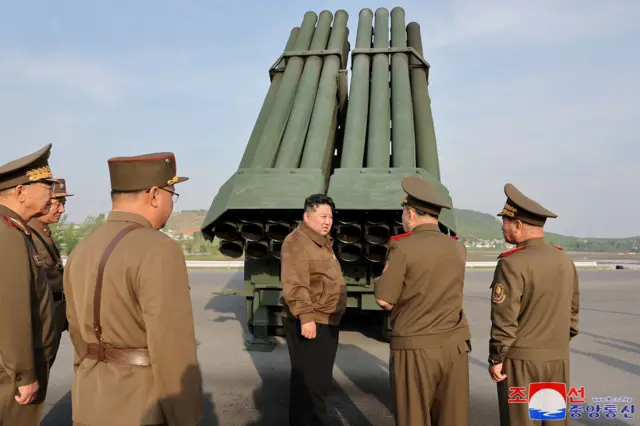 Kim Jong Un em frente a arma de artilharia