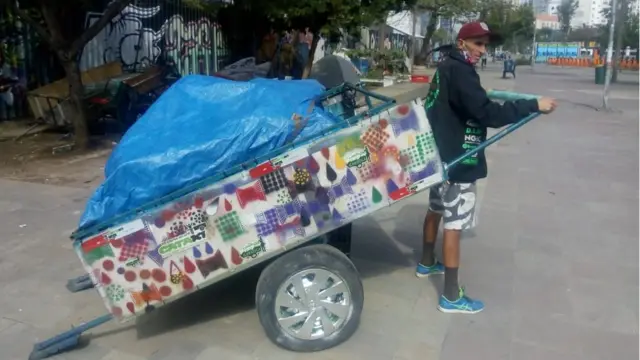 Magrão, com sua atual carroça, sem motor