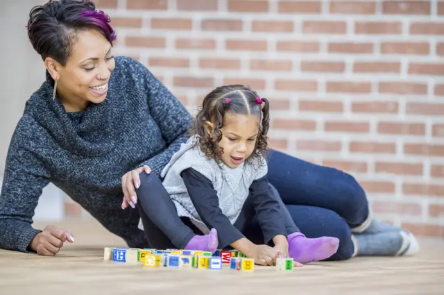 Mãe e filha brincando de montar blocos