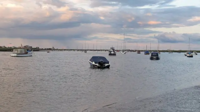 Imagem mostra pequenas embarcações no Rio Alde, em Suffolk, na Inglaterra