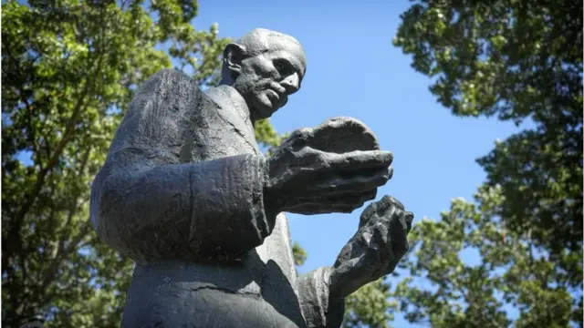 Estátua de Tesla em seu antigo centro de pesquisa no Estado de Nova York