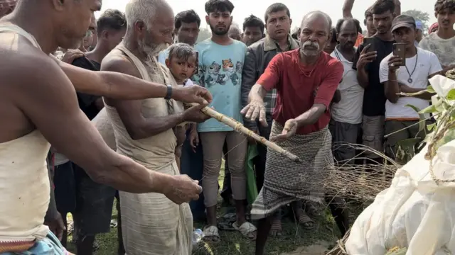 Funeral de trabalhador nepalês morto durante construção de estádio no Catar