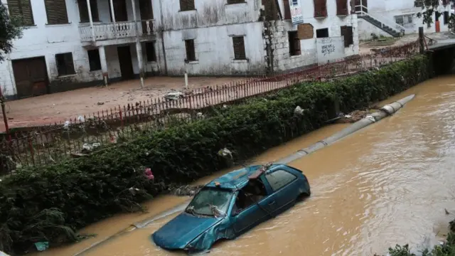 Carros em alagamento na cidade de Petrópolis