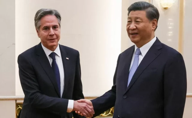 Secretário de Estado dos EUA, Antony Blinken (E), cumprimenta o líder da China, Xi Jinping