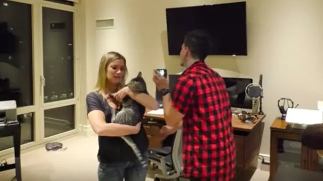 Reprodução do YouTube, com Jeana chorando e abraçando sua gata enquanto Jesse ainda está filmando