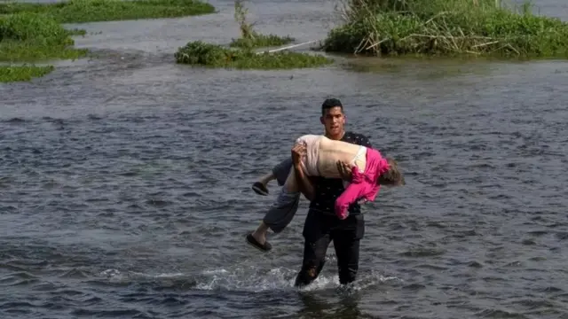 Uma idosa venezuelana cruzou o Rio Grande do México aos Estados Unidos nos braços de um jovem