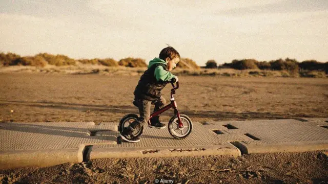 Menino andando de bicicleta