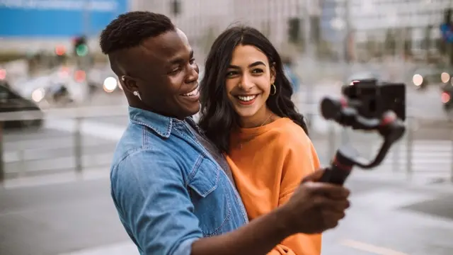 Casal sorrindo para foto